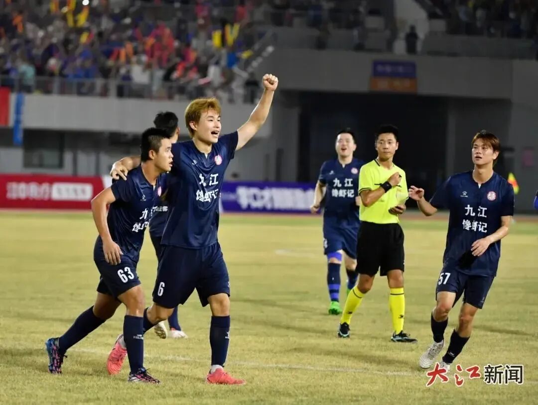 7月26日晚,八里湖畔的九江市体育中心赣超第三轮,九江队迎来首个主场比赛,对阵景德镇队。九江球员庆祝进球。大江新闻 全媒体记者王祺 摄