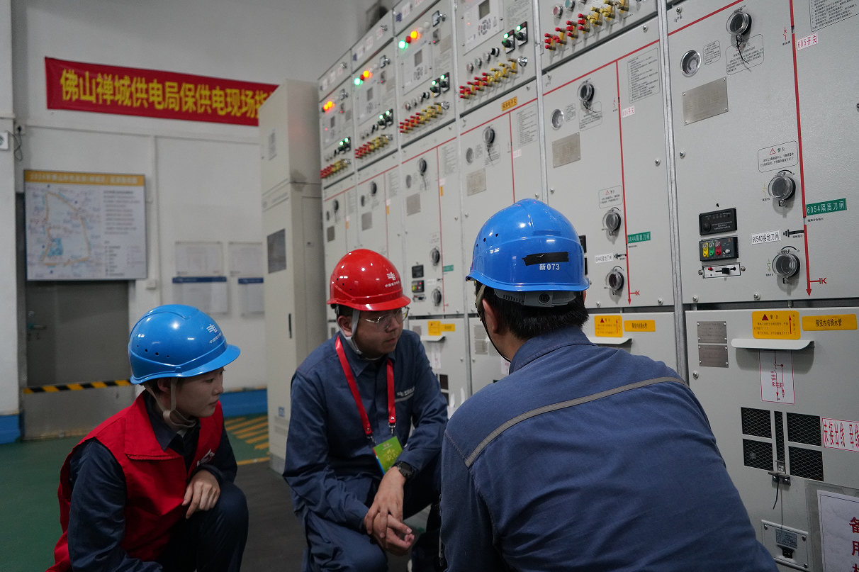 佛山禅城供电局保电人员巡游前对祖庙中心智能电房内的保供电关键设备和数据进行智能巡视 (杜萱摄)