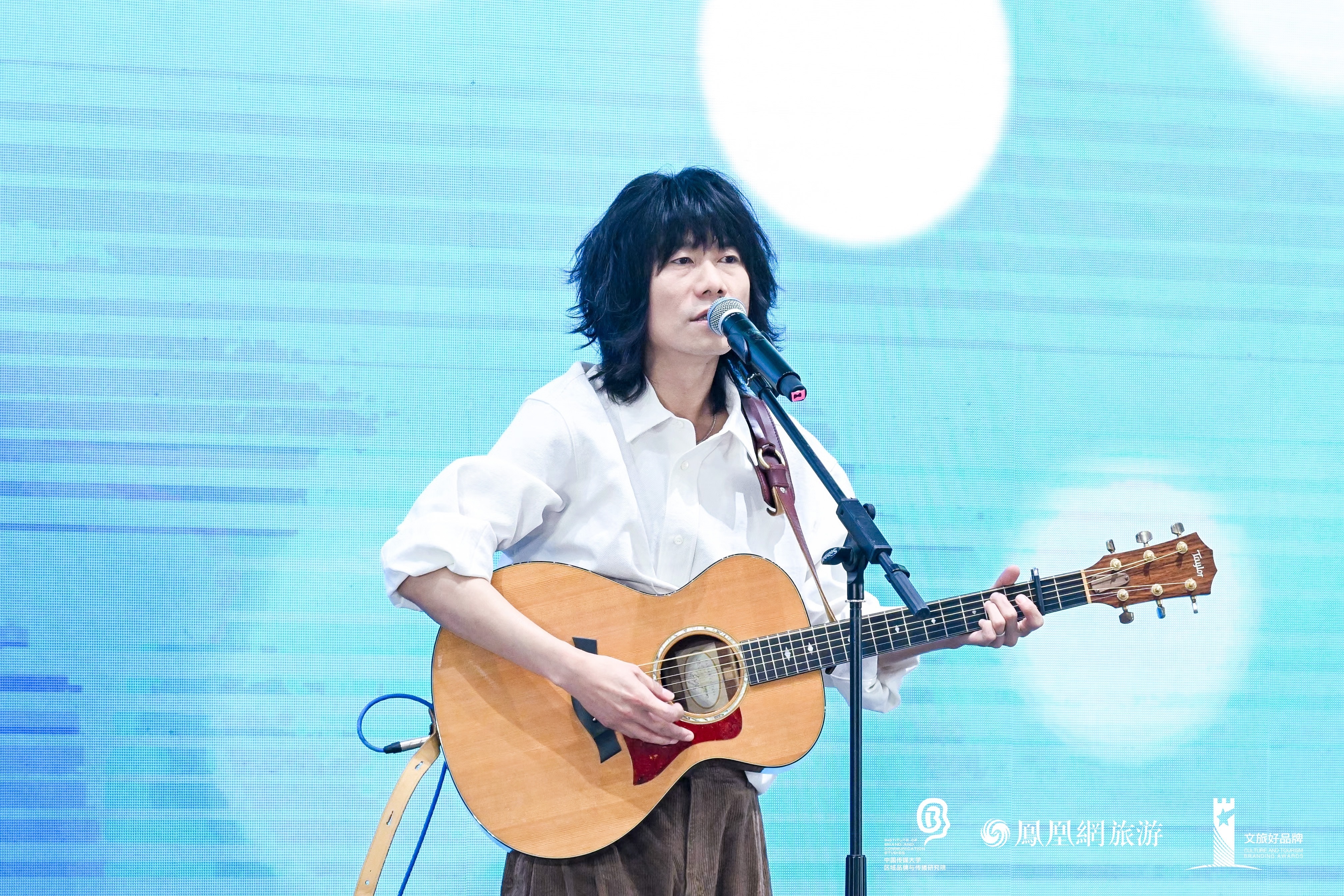 歌手张希演唱歌曲《认真地老去》