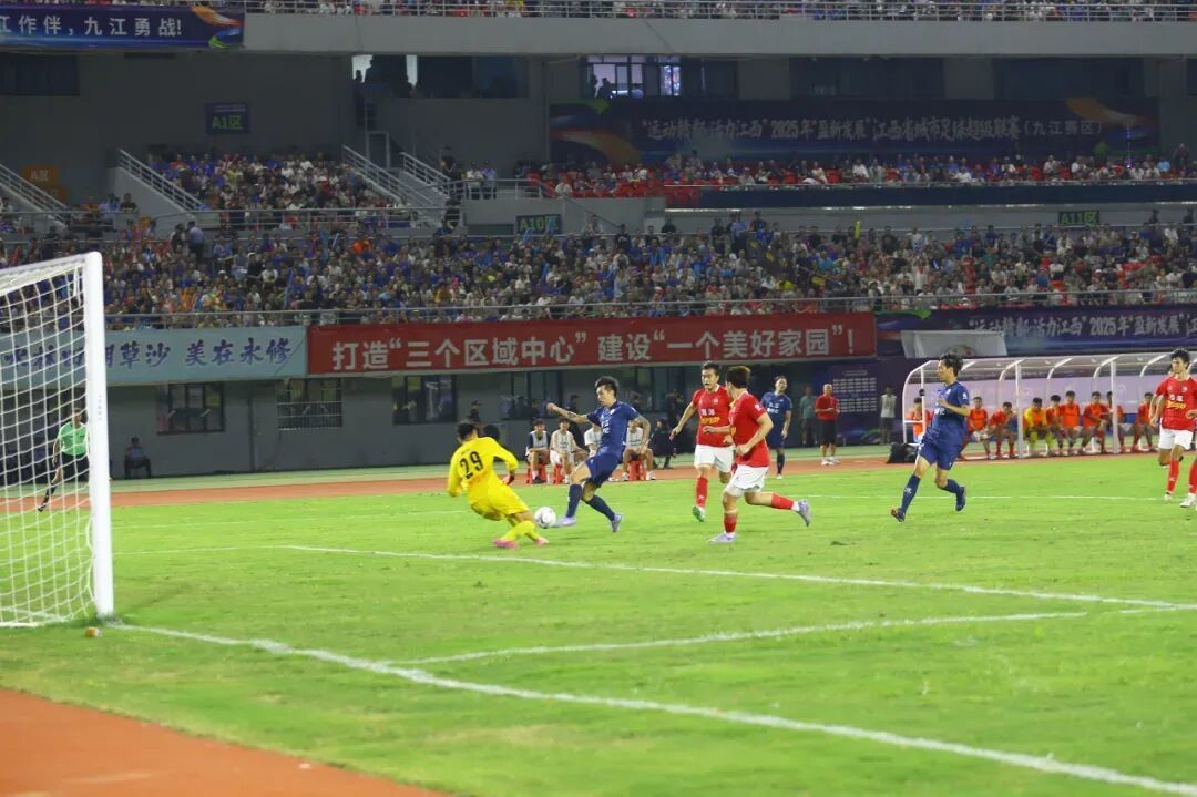 9月6日,九江队主场迎战鹰潭队,开场仅43秒,九江队队员殷世贤接球捅射闪电进球,这粒进球刷新了赣超最快进球纪录。图片来源:九江发布