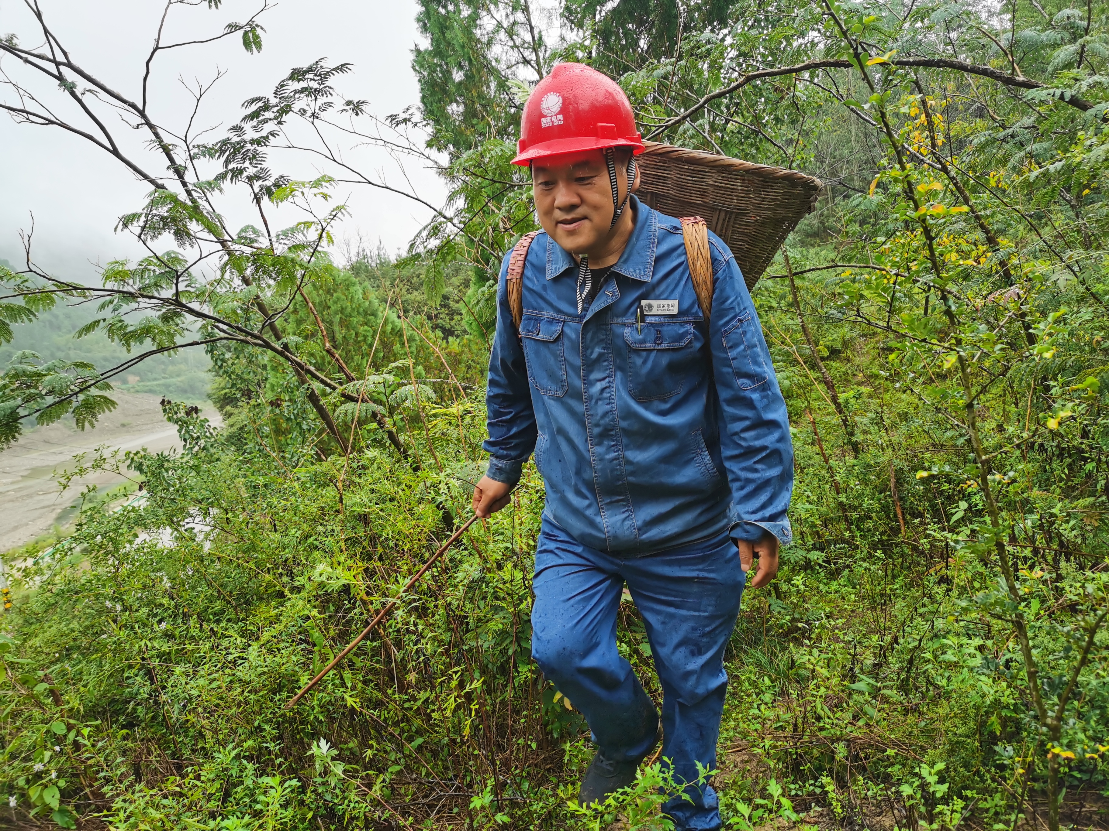 “背篓电工”宋刚开展线路巡检工作　本文视频、图片由新甘肃&middot;甘肃日报记者王占东采制
