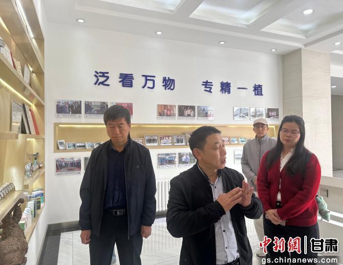 图为10月22日，来自加拿大、爱尔兰、德国、韩国等国家和地区的海外华文媒体融合采访团走进位于兰州市皋兰县的标杆企业甘肃泛植制药。刘潇　摄