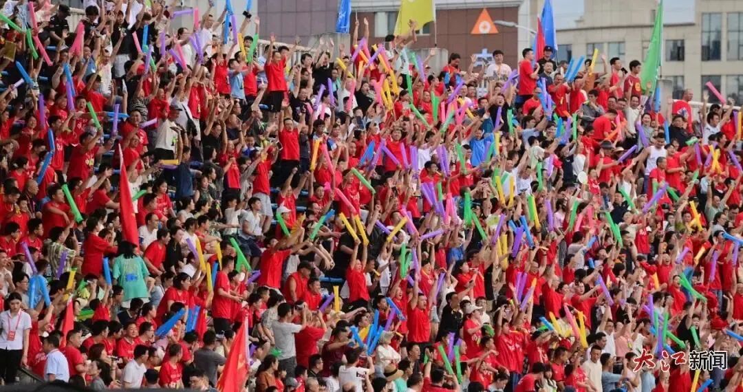 7月12日,赣超揭幕战的南昌球迷在看台上玩起了人浪。江西日报全媒体记者杨继红 摄