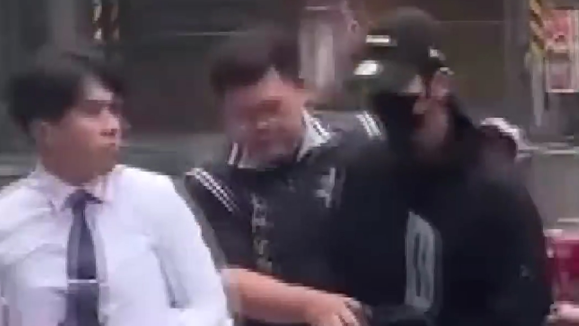 修杰楷、陈柏霖等多名台湾艺人被警方带走，戴黑色口罩被押入警局