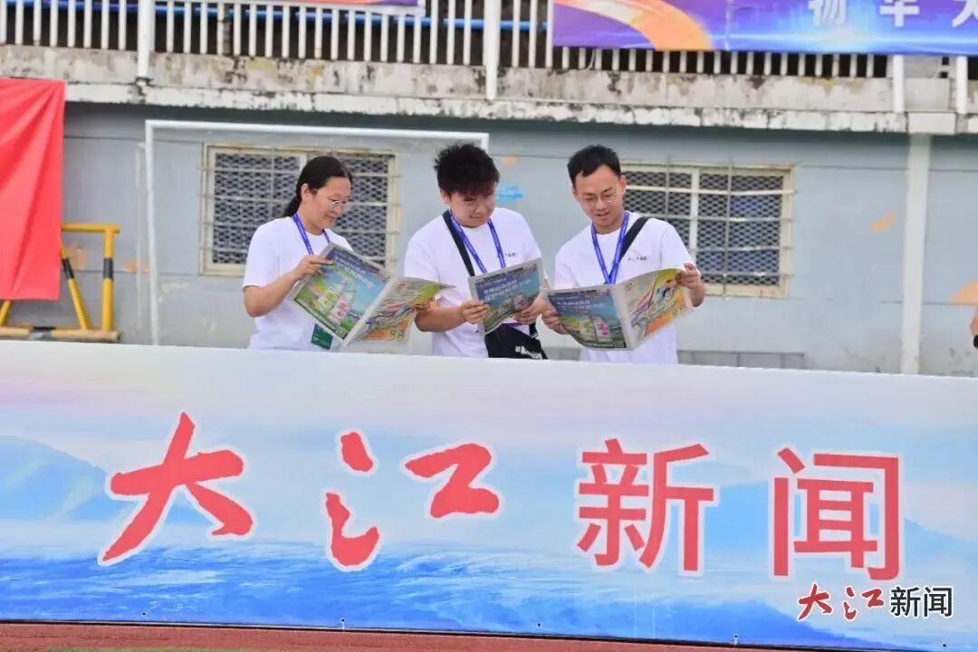 信息日报赣超特刊亮相赣超赛场。 江西日报全媒体记者杨继红 摄