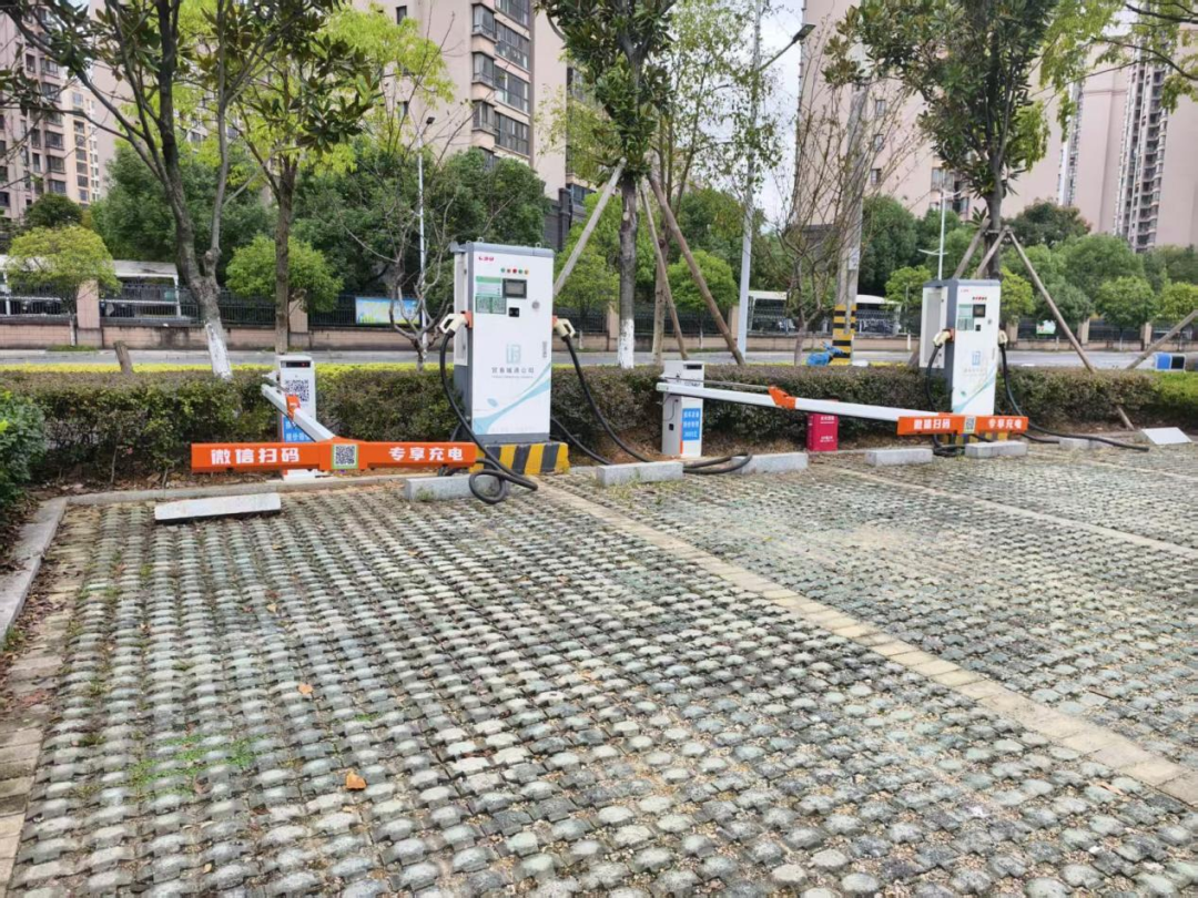 （安装了防占位设施的充电车位没有车辆占位）