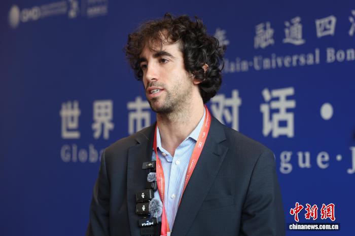 10月19日,江西景德镇,意大利蒙特卢波·菲奥伦蒂诺市市长西蒙·隆迪接受媒体采访。记者 刘占昆 摄