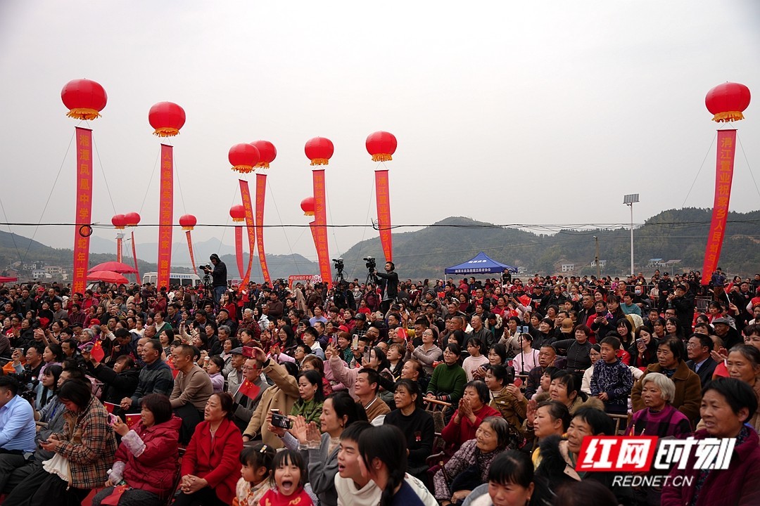 铜梁村自导自演、全民参与的“村晚”吸引了1万余名现场观众，网络直播观众达10万余人。.jpg
