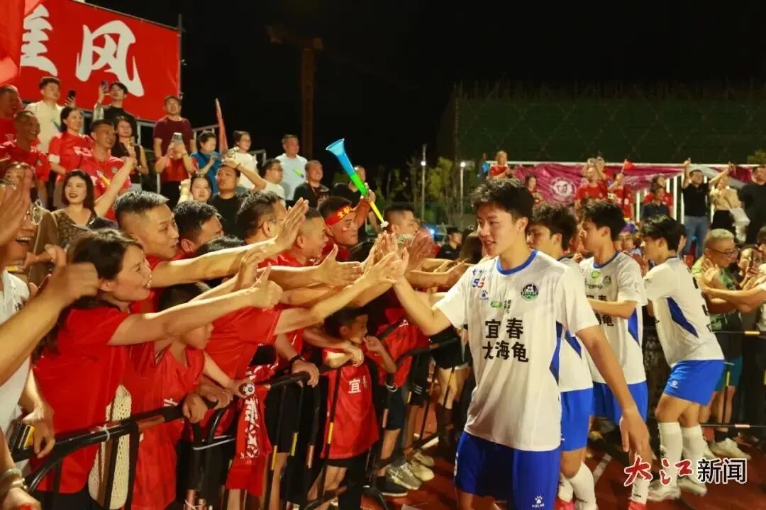 10月12日,宜春队赛后与球迷互动,球迷情绪激动。