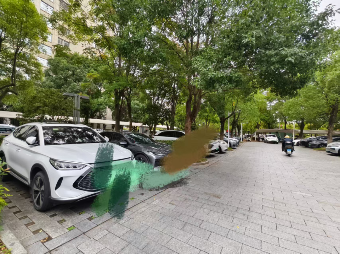 （宜阳大厦西侧充电场站里 占用充电车位的新能源车辆）