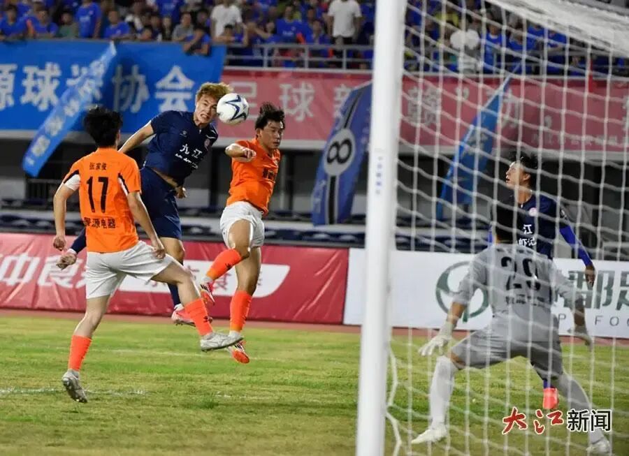 7月26日晚,赣超第三轮,九江队迎来首个主场比赛,对阵景德镇队。九江球员头球破门瞬间。大江新闻 全媒体记者王祺 摄