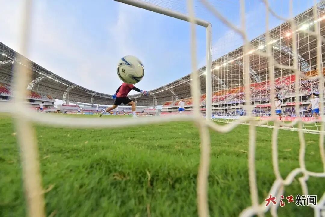 赣超吉安队主场自第五轮(8月9日)起更换至吉安全民健身体育中心。新主场经焕新改造,配天然草皮与智能喷灌系统,可容纳1.7万人。江西日报全媒体记者杨继红 摄