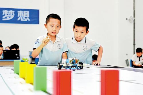 9月13日,在衡水市首届中小学科学运动会上,学生在进行机器人搬运比赛。