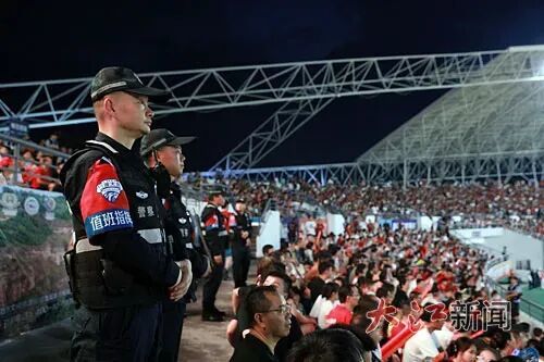 赛场内外,公安、交警共同维护赛事秩序,守护球迷安全。胡齐 摄