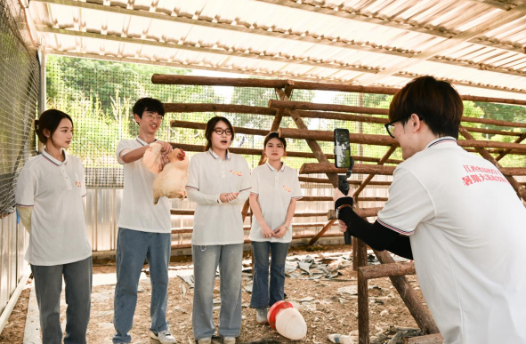 马克思主义学院“薪火新声”服务队的志愿者化身网络小主播,助力乡村振兴