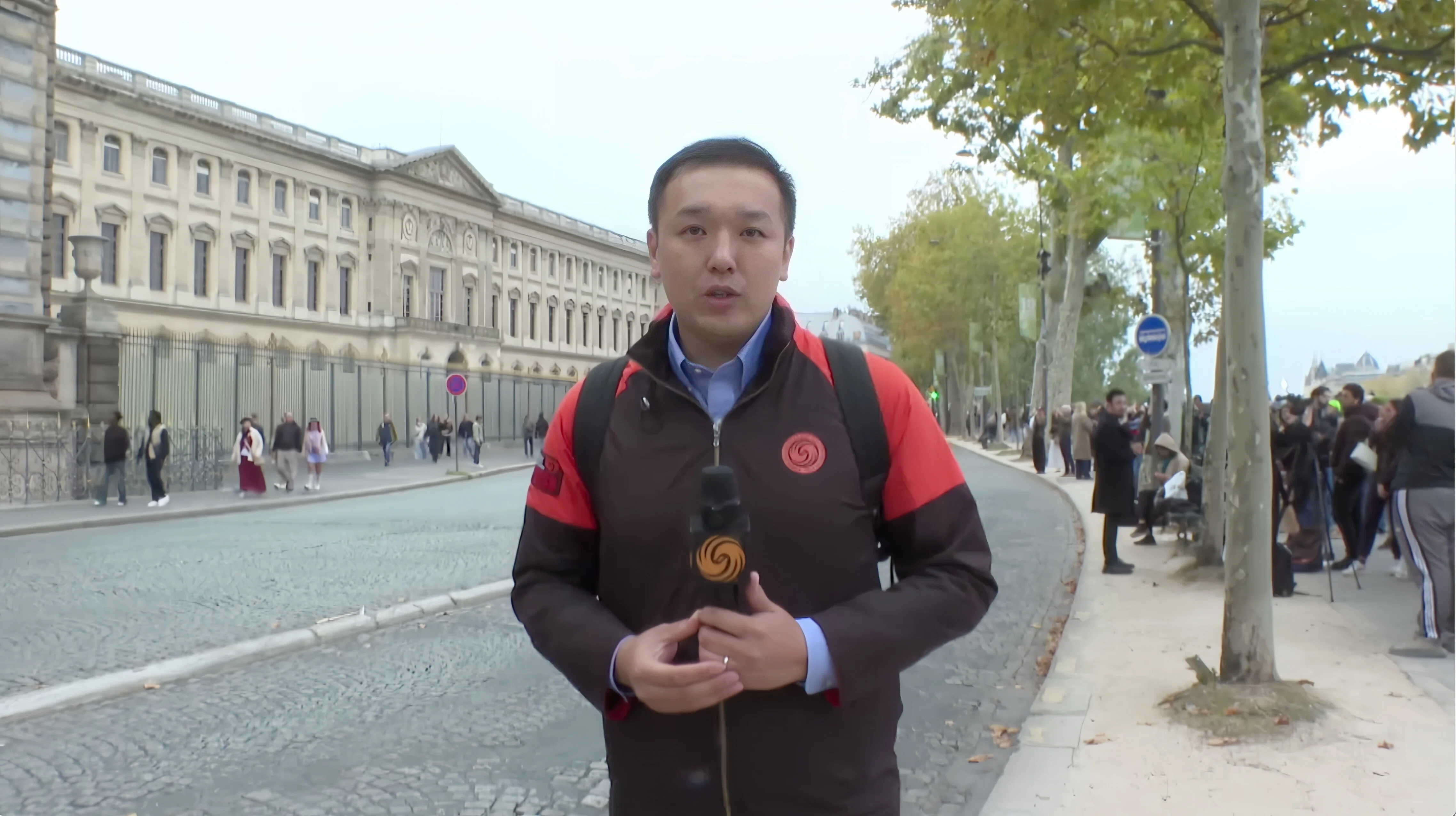 凤凰记者在现场｜卢浮宫安保漏洞震惊全球！拿破仑时期珠宝文物遭劫 作案过程仅7分钟