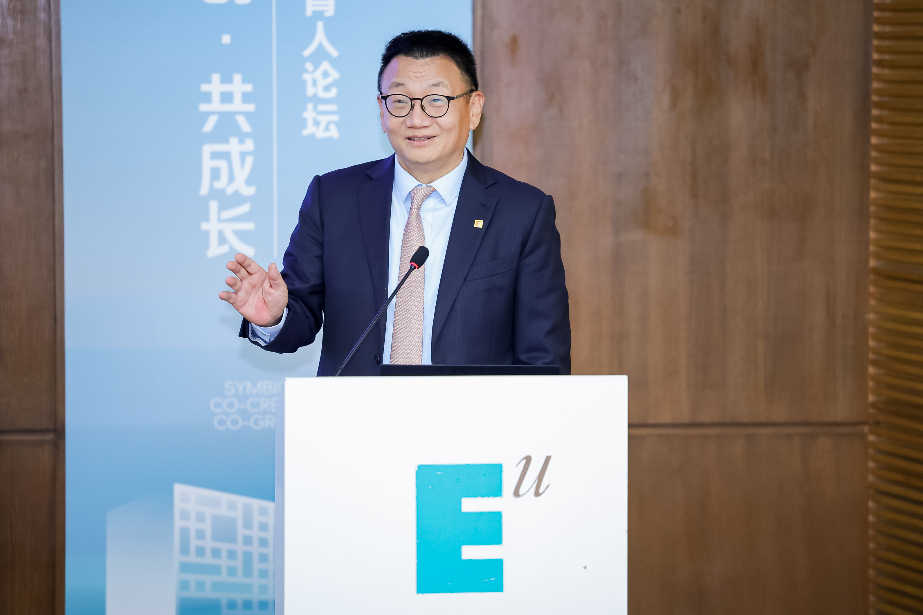 圖3 西安歐亞學(xué)院董事長胡建波教授致辭