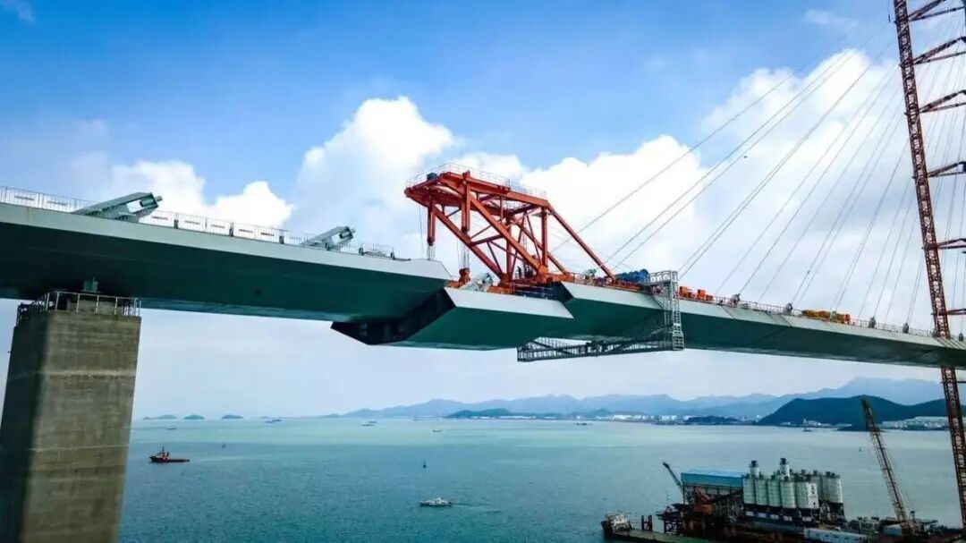 象山港跨海大桥北侧最后一块“拼图”落位。