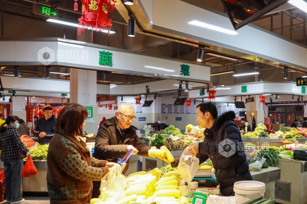 市民正在选购菜品(廖敏 摄)