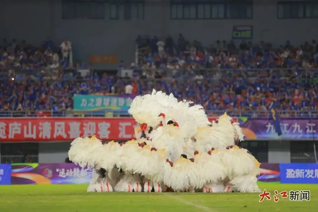 9月6日,九江对战鹰潭中场表演。江西日报全媒体记者吴福清 摄
