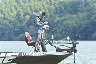 职业垂钓者在调整钓线