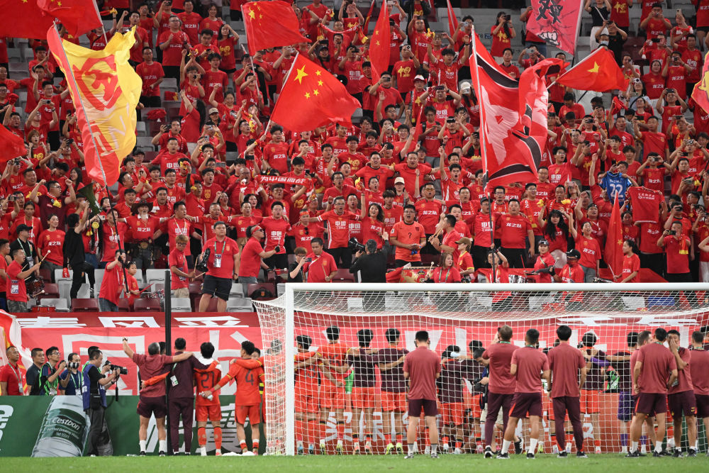 9月9日,中国队在赛后向球迷致意。新华社记者 邹竞一 摄