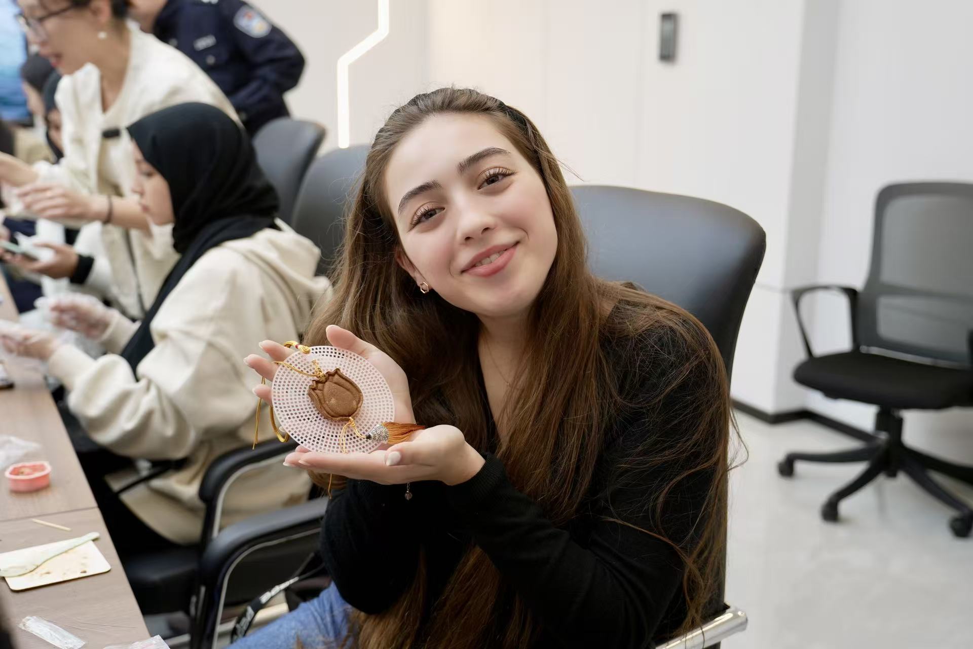 镇海首个“飞遗station”亮相移民会客厅!外籍新生感受非遗魅力