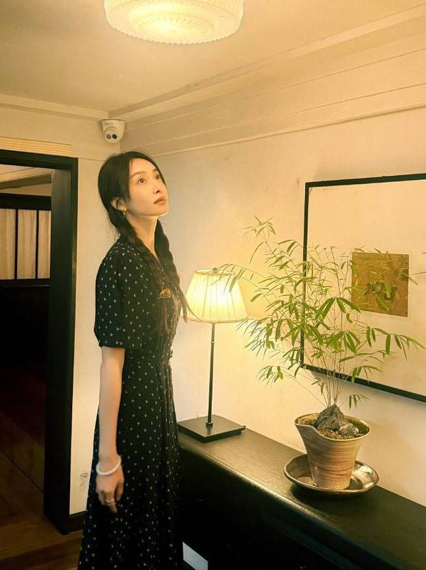 搜狐娱乐讯 近日，宋茜在社交平台分享一组美照。图中，宋茜穿着波点连衣裙，梳双麻花辫，清纯可爱。