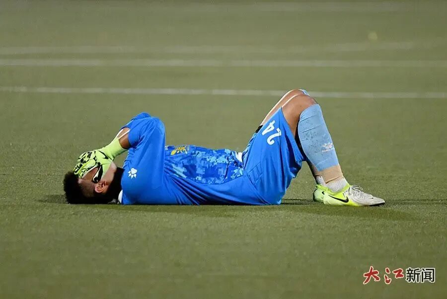8月30日晚,比赛结束,鹰潭守门员因球队0:1小负南昌队,卧地双手捂脸惋惜沮丧,现场观众见此动容。视觉江西 段长征 摄