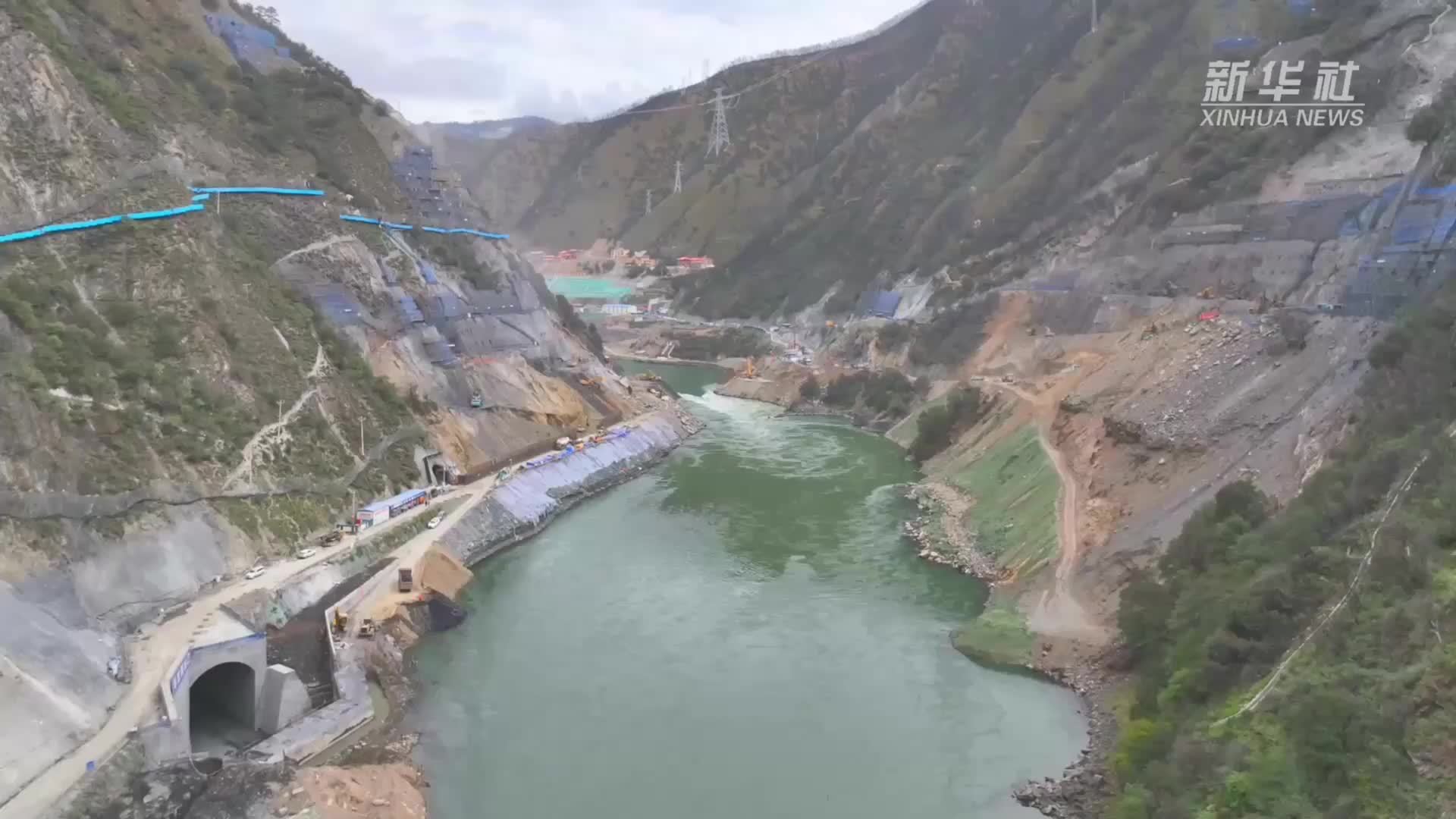 雅砻江流域首次“双站同日截流”国家首个水风光一体化基地建设加速推进