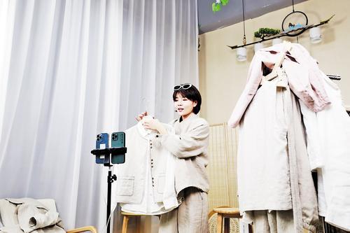 10月23日,在位于北京亦庄·永清高新区的缦熙服装服饰有限公司直播间,主播正在直播带货。本组图片由庞趁友摄