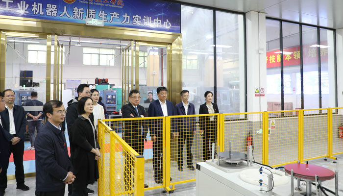 南昌市民营企业助力稳就业暨“百城千校万企”专场招聘会南昌理工学院举行