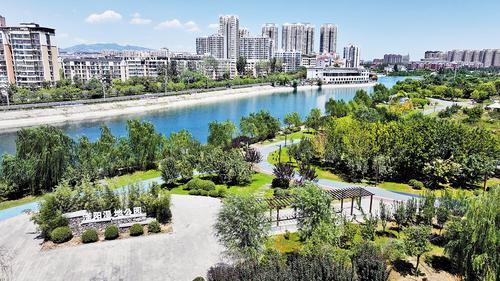 9月25日，蓝天白云下的峰峰矿区滏阳湿地公园。近年来，峰峰矿区通过压减传统产业产能、培育壮大新兴产业，持续推动产业向绿、生态向美。 李栋摄