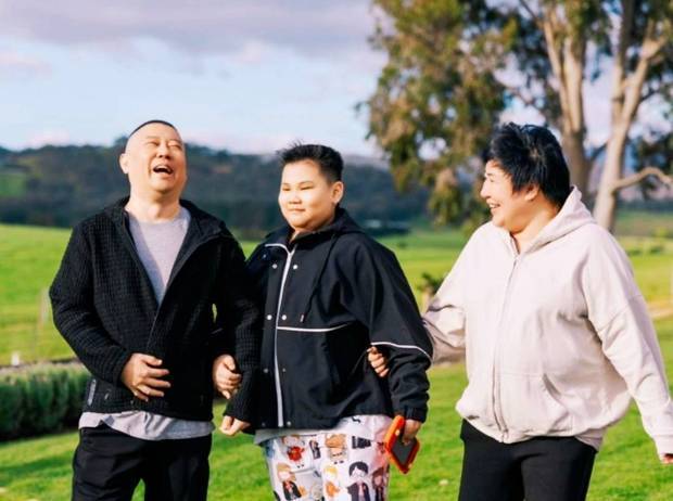 郭德纲开怀大笑,与老婆王惠、儿子郭汾瑒一起去澳洲度假,心情超好!