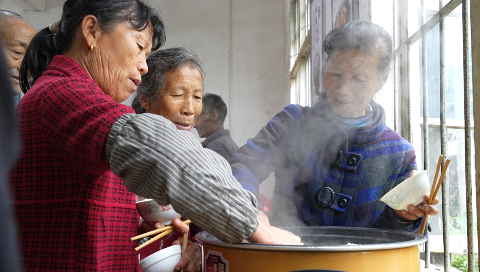 吉安永新县：一餐热饭 十分温情