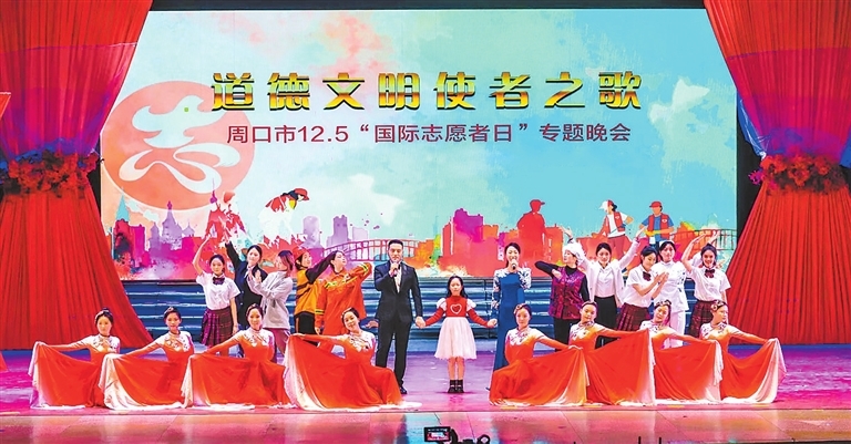 周末公益劇場專題晚會，演員們用心用情表演。