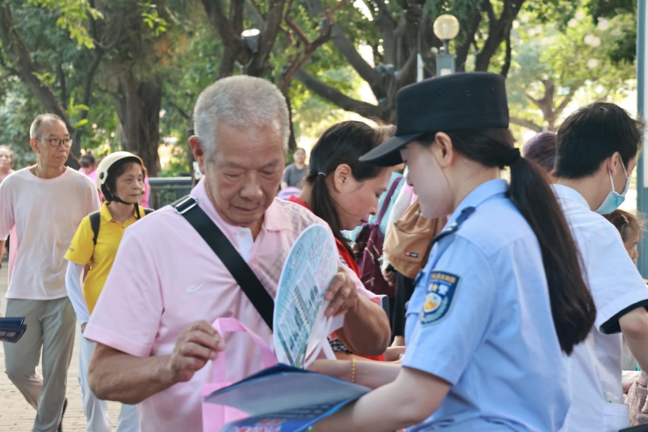 银警协同筑防线 反诈宣传进社区--农行佛山石湾支行联合公安机关开展老年人防诈宣传教育活动