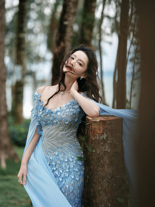 搜狐娱乐讯 10月28日,李沁的一组盛典造型释出。图中,李沁穿着蓝色礼裙,卷发造型优雅俏皮。