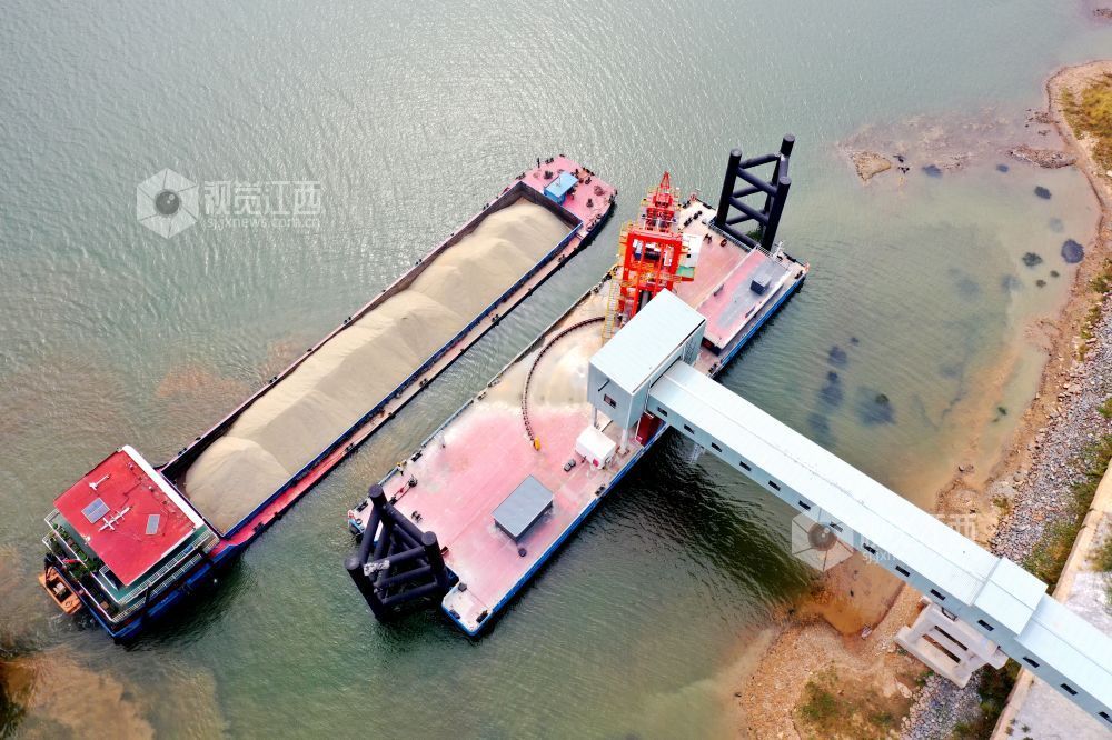 2025年10月27日,货船有序停靠在江西省吉安市峡江县巴邱镇王家货运码头装载货物。