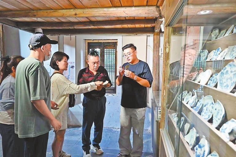 10月17日，位于景德镇市的青匆艺集陶瓷文化中心，韩国陶艺爱好者正在了解古瓷片修复背后的故事。