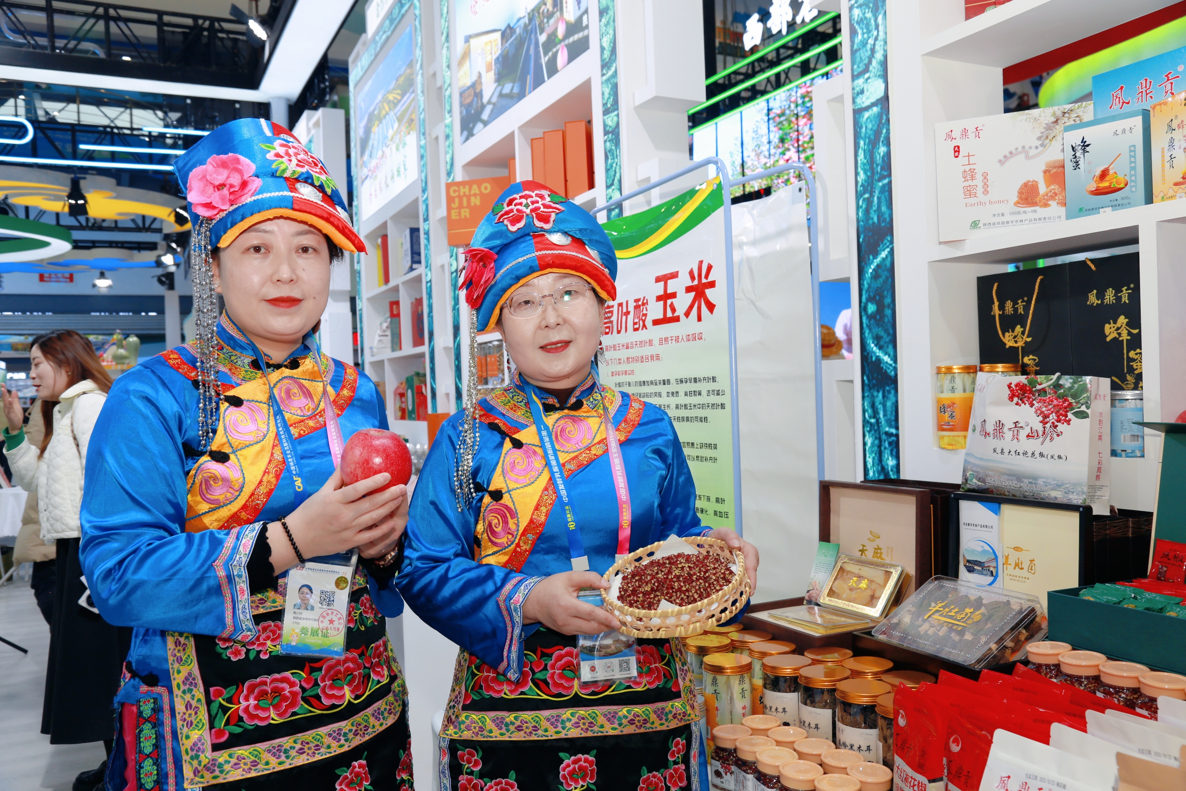 新質(zhì)生產(chǎn)力閃耀農(nóng)高會！寶雞展團“十大新農(nóng)人”領(lǐng)銜 引爆開幕日熱潮