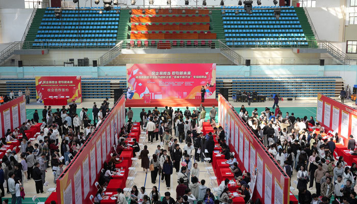 南昌市民营企业助力稳就业暨“百城千校万企”专场招聘会南昌理工学院举行