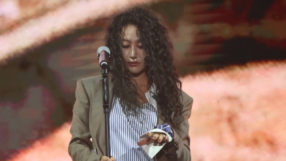 陈粒演出耳机爆炸后回应，疑将开启维权，网友想起王一博的经历封面图