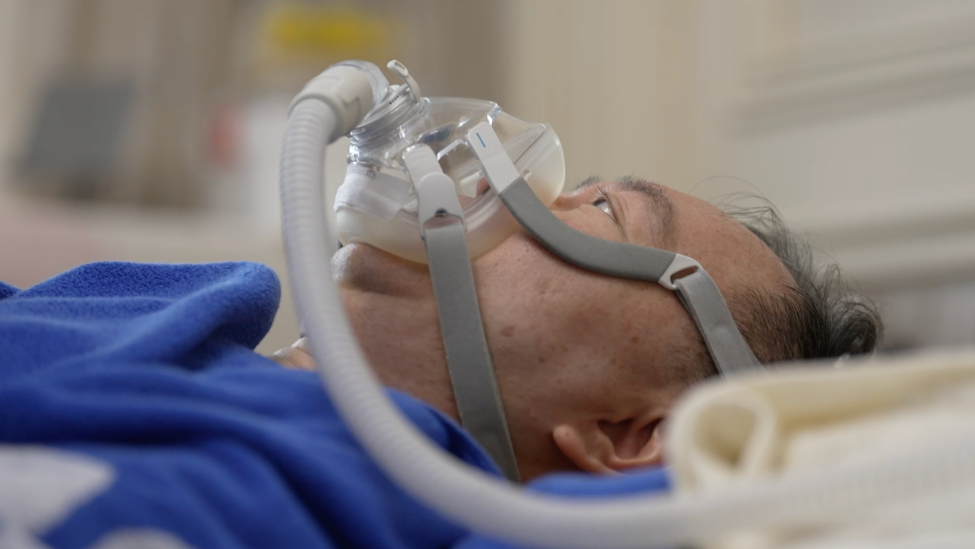 一个半小时会议刚结束，蔡磊立刻戴上呼吸机进行身体拍打，“他为生命争取的每分钟都在努力攻克渐冻症”