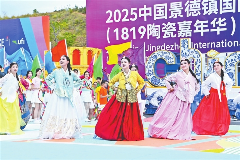 10月18日，首届“1819陶瓷嘉年华”花车巡游活动现场，来自全球各地的演艺人员欢聚一堂，用歌声和舞蹈表达对陶瓷文化的热爱。