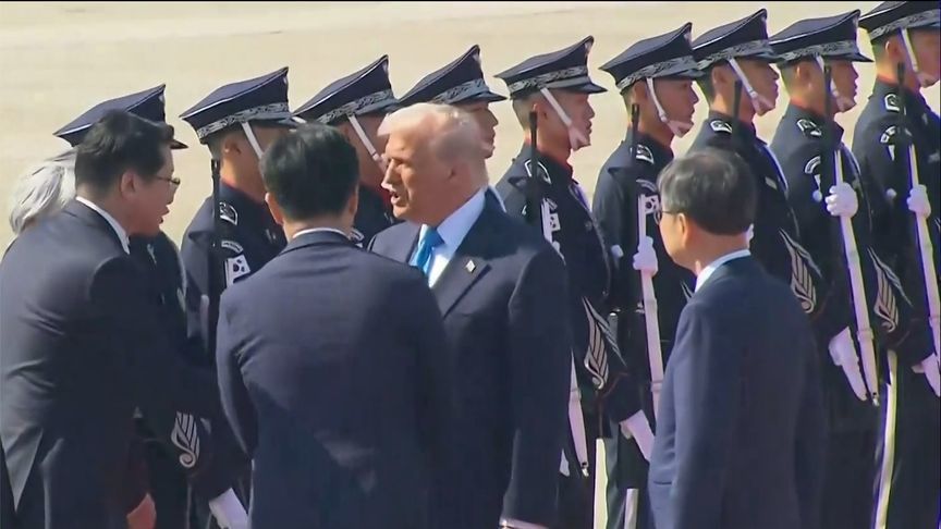 现场画面丨特朗普抵达韩国釜山，随后转乘直升机赴APEC