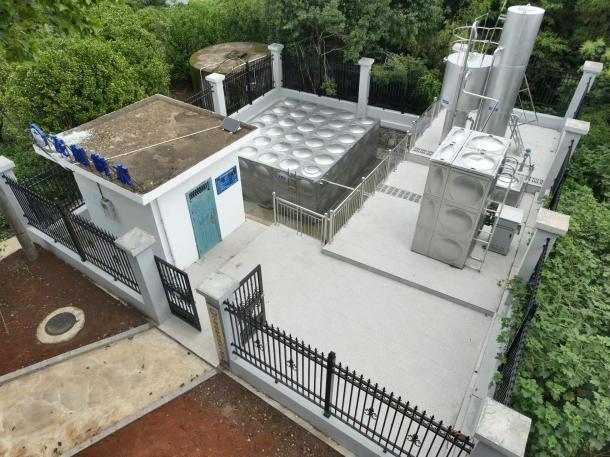 宁海县改造后的标准化单村水站外观图