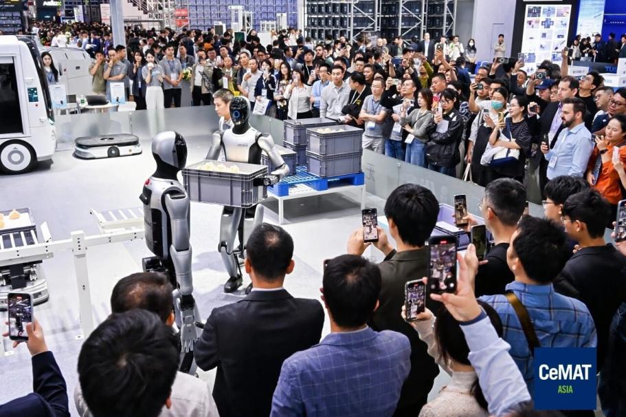 图：具身机器人在工业领域的应用展示