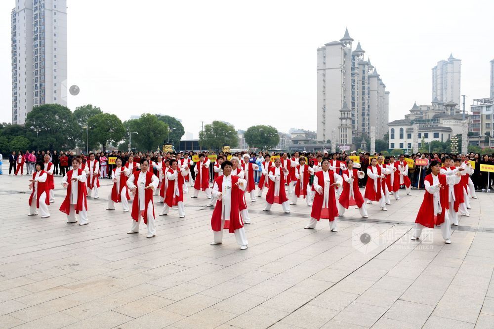 2025年10月28日，在九九重阳节来临之际，江西省抚州市南丰县老年体协举办的“情暖金秋 爱在重阳”“农商银行”杯文体展示活动在桔都文化广场火热举行。