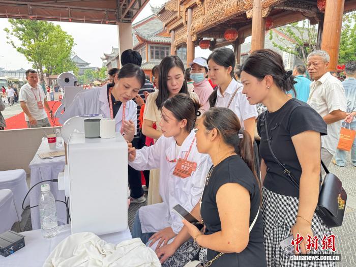 正在体验中医AI诊疗的市民。　肖龑 摄